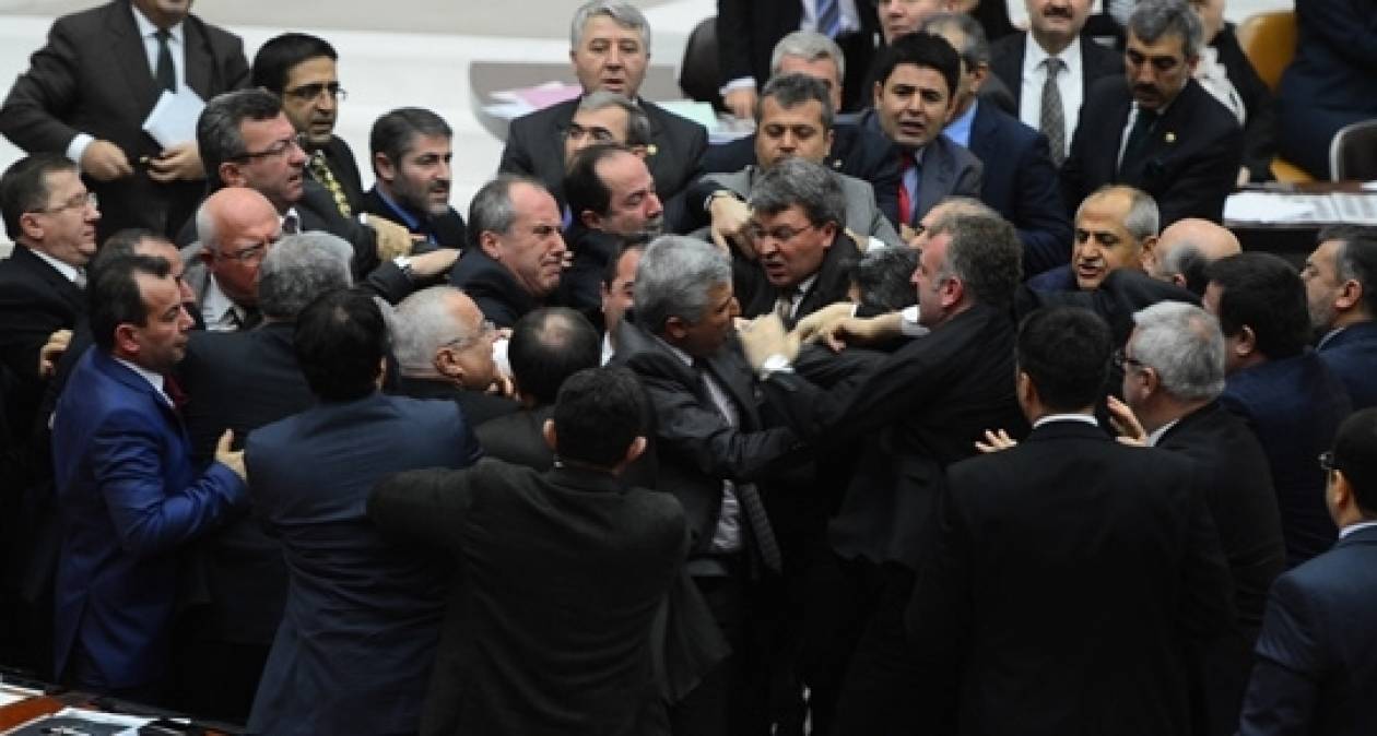 Μπουνιές «έπεσαν» πάλι...στην Βουλή της Τουρκίας