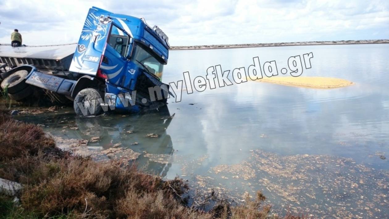 Λευκάδα: Φορτηγό φορτωμένο με καλαμπόκι έπεσε στην θάλασσα! (pics)