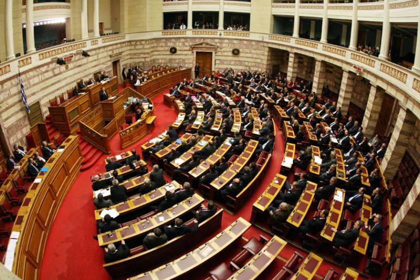 Κόντρα ΣΥΡΙΖΑ-ΝΔ στη Βουλή για την τραγωδία στο Φαρμακονήσι