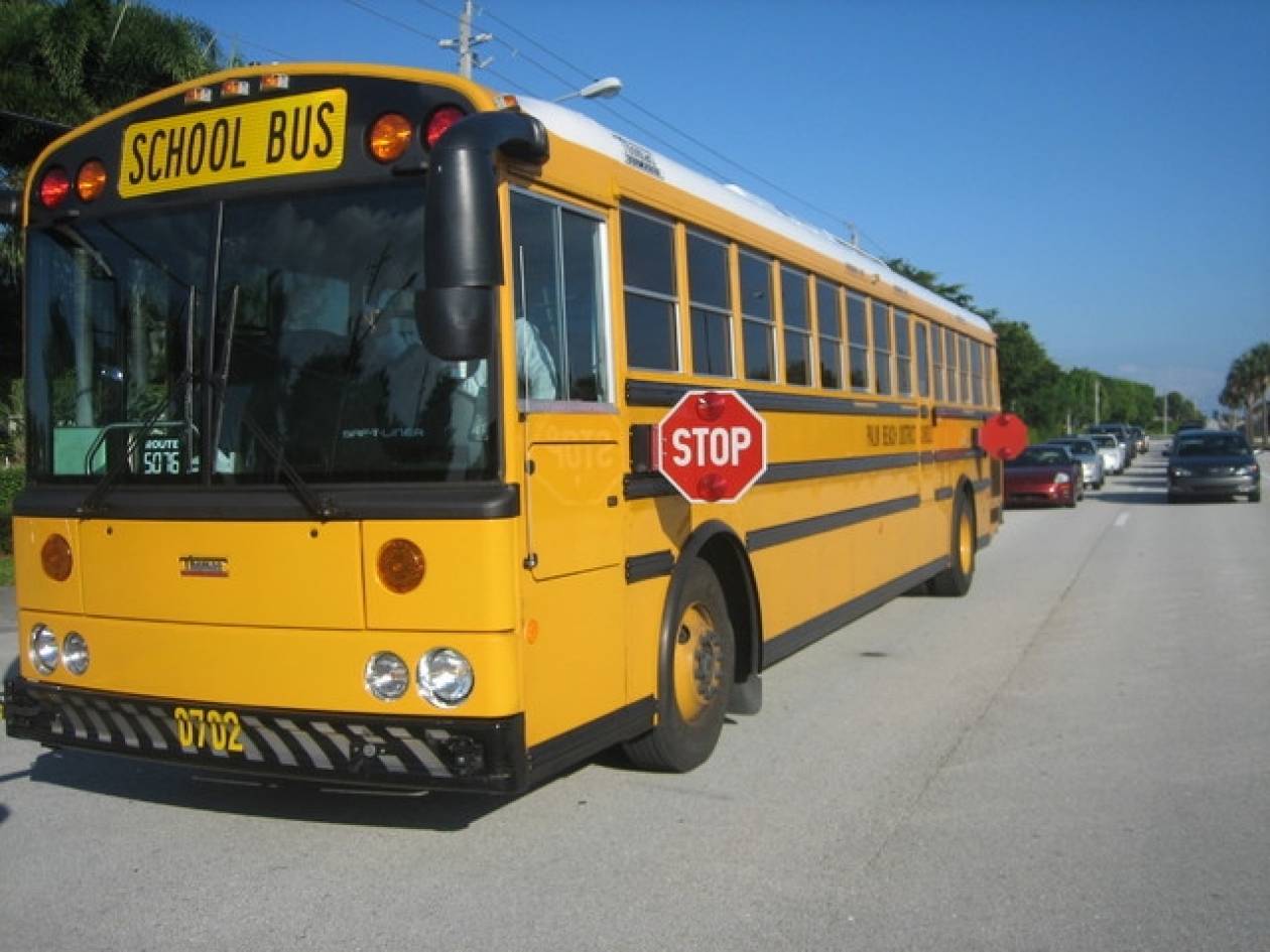 Οδηγός έβγαλε παιδιά από το λεωφορείο γιατί φώναζαν! (vid)