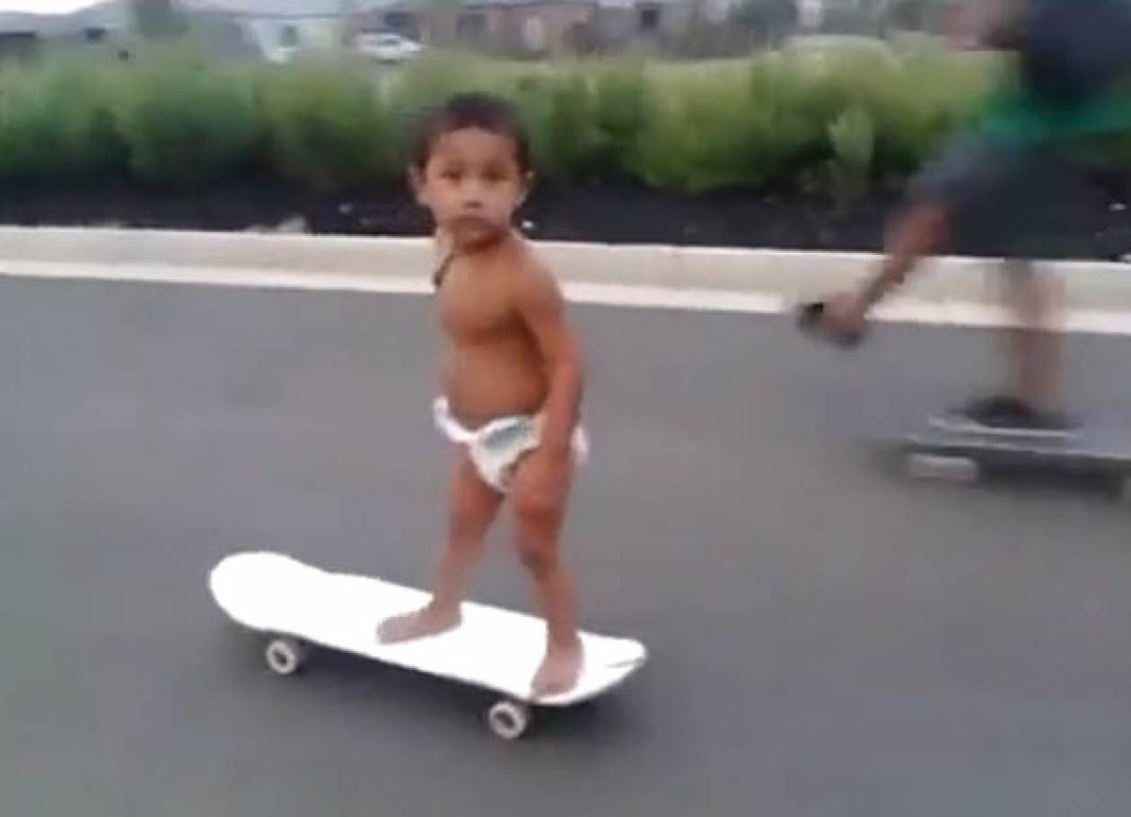 Απίθανο: Αγοράκι 2 ετών κάνει skateboard καλύτερα από εσένα! (βίντεο)