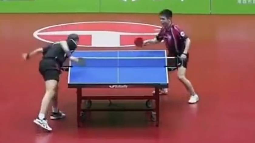 Video: Δεν έχετε δει πιο αστείο αγώνα πινγκ - πονγκ