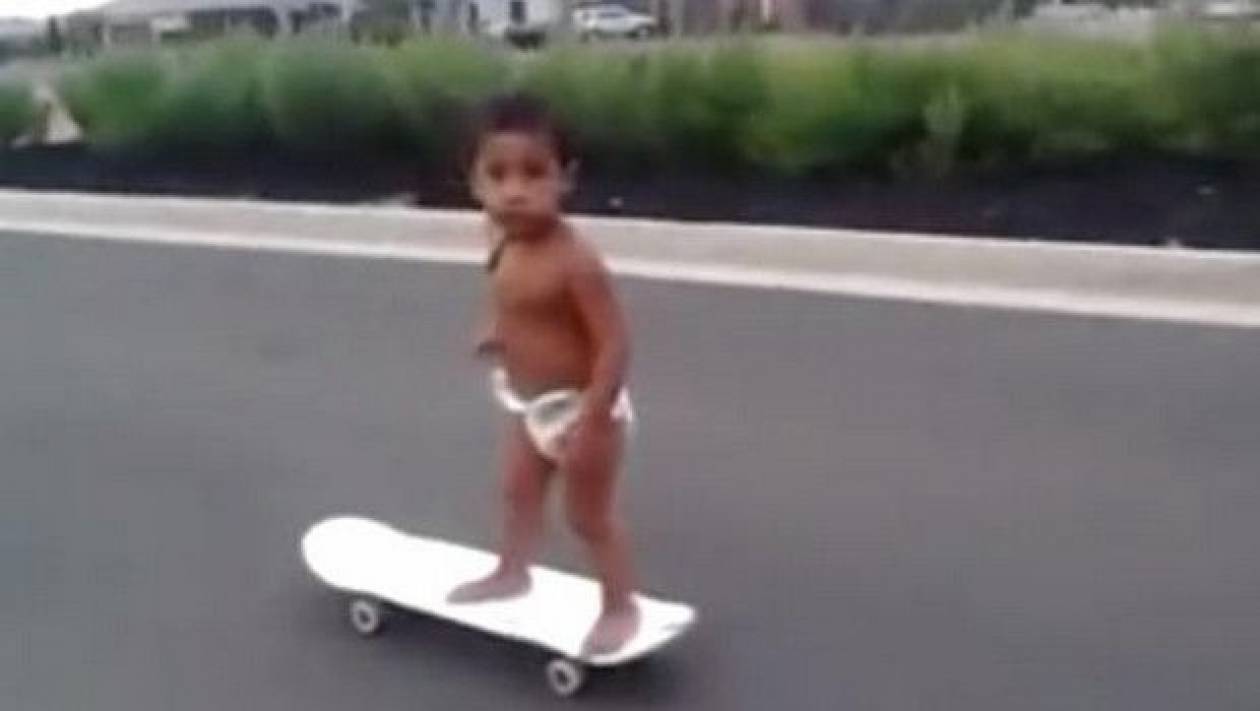Δίχρονο αγοράκι κάνει skateboard! (video)