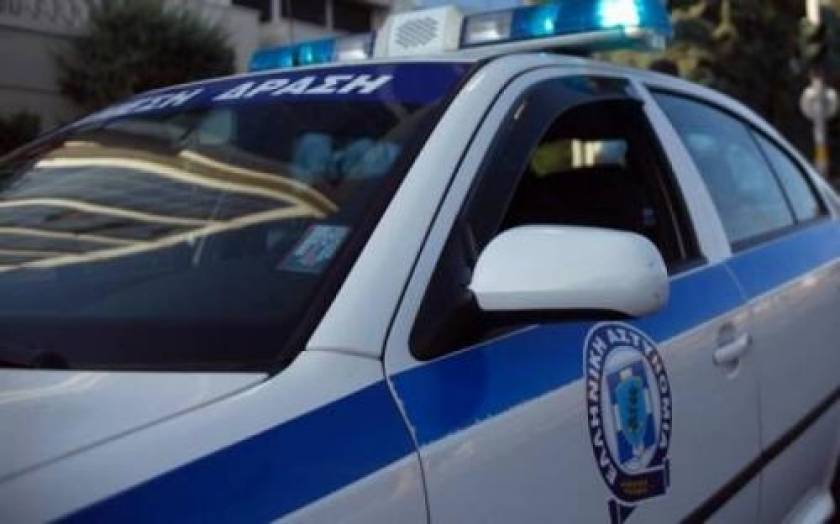 Κρήτη: Πολίτες εισβάλλουν με τα όπλα στις εφορίες