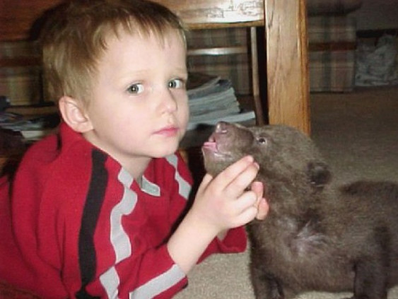 PHOTOS: Μεγάλωσε αρκούδα σαν παιδί του!
