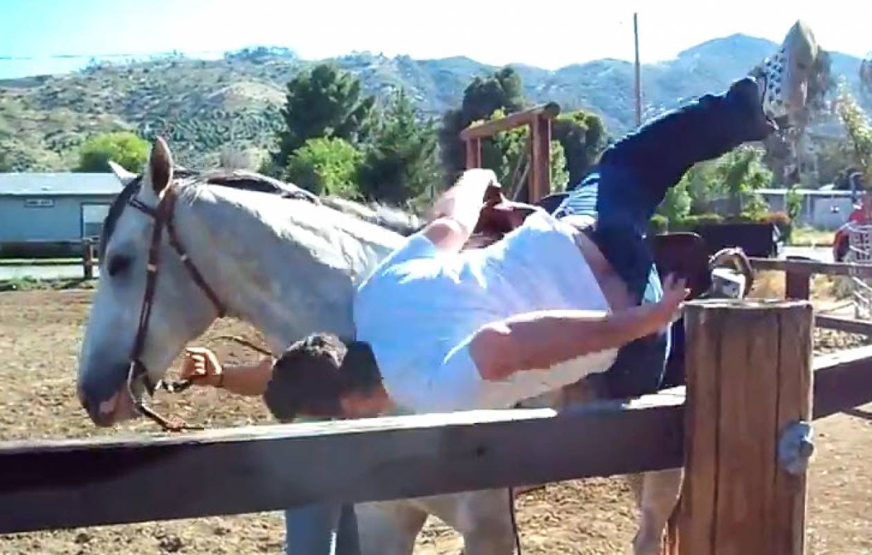 Πώς να μην ανέβετε πάνω σε ένα άλογο (βίντεο)