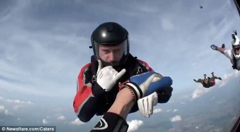 Βίντεο που κόβει την ανάσα: Έχασε τις αισθήσεις του στα 8.000 πόδια