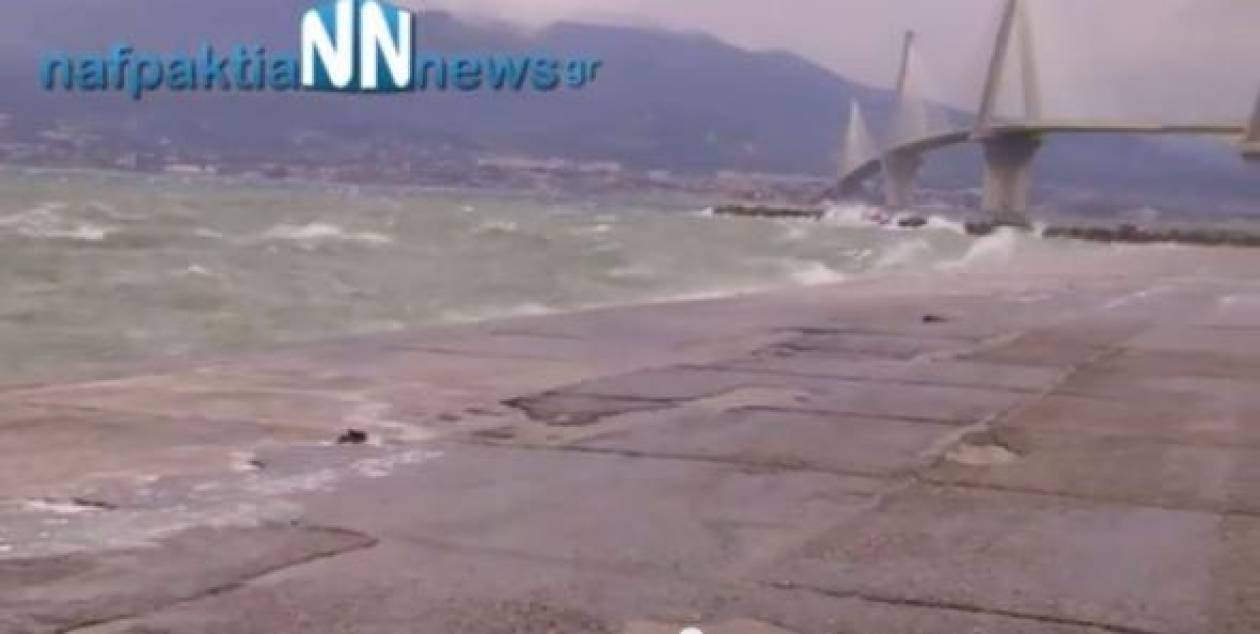 Βίντεο: Η θάλασσα σκέπασε το λιμάνι στο Αντίρριο
