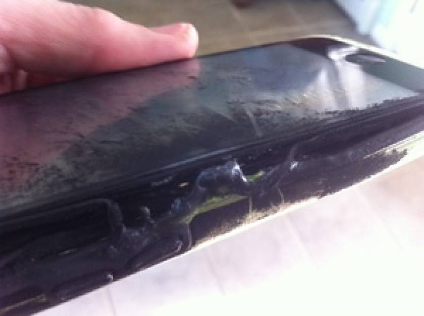 ΣΟΚ: iPhone 5c παίρνει φωτιά στην τσέπη 14χρονου κοριτσιού