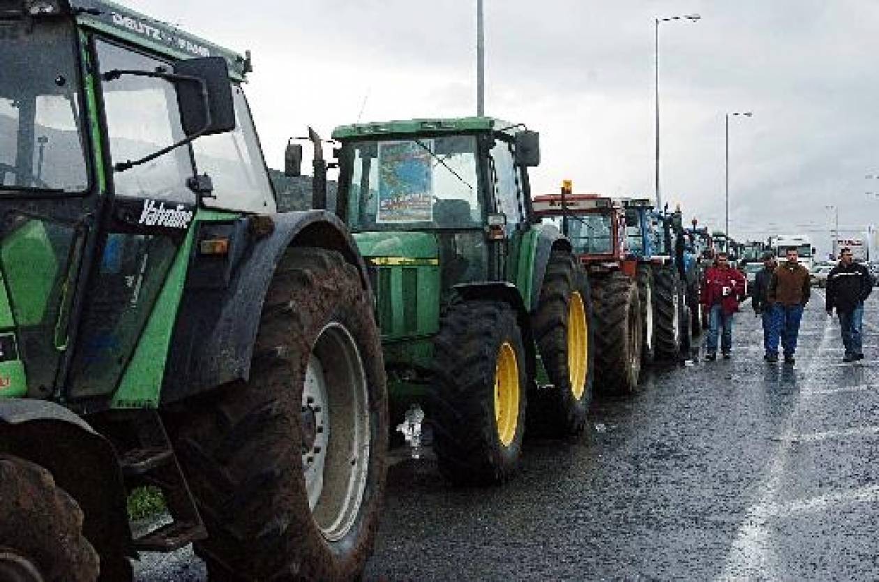 Χανιά: Αγρότες απέκλεισαν την εφορία και την εθνική οδό