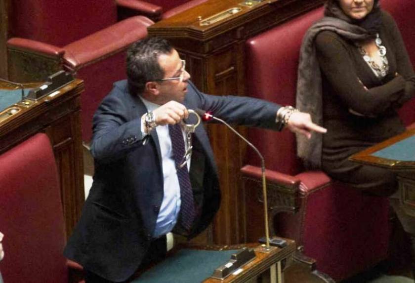 Ιταλός βουλευτής έβγαλε χειροπέδες την ώρα της συνεδρίασης! (βίντεο)