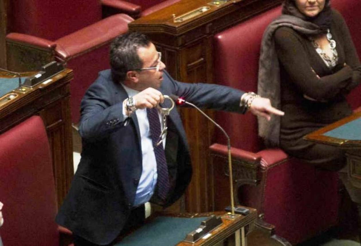 Ιταλός βουλευτής έβγαλε χειροπέδες την ώρα της συνεδρίασης! (βίντεο)
