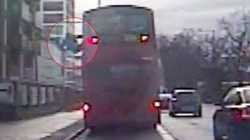 Βίντεο: Η στιγμή που πετούν επιβάτη από παράθυρο διώροφου λεωφορείου