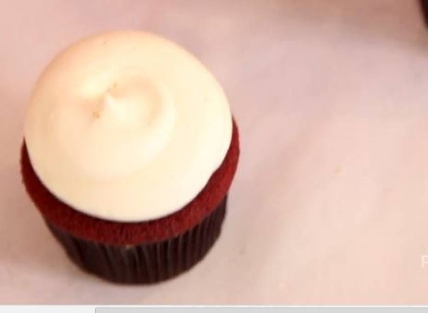 Σας αρέσουν τα red velvet cupcakes; Φτιάξτε τα μόνη σας!