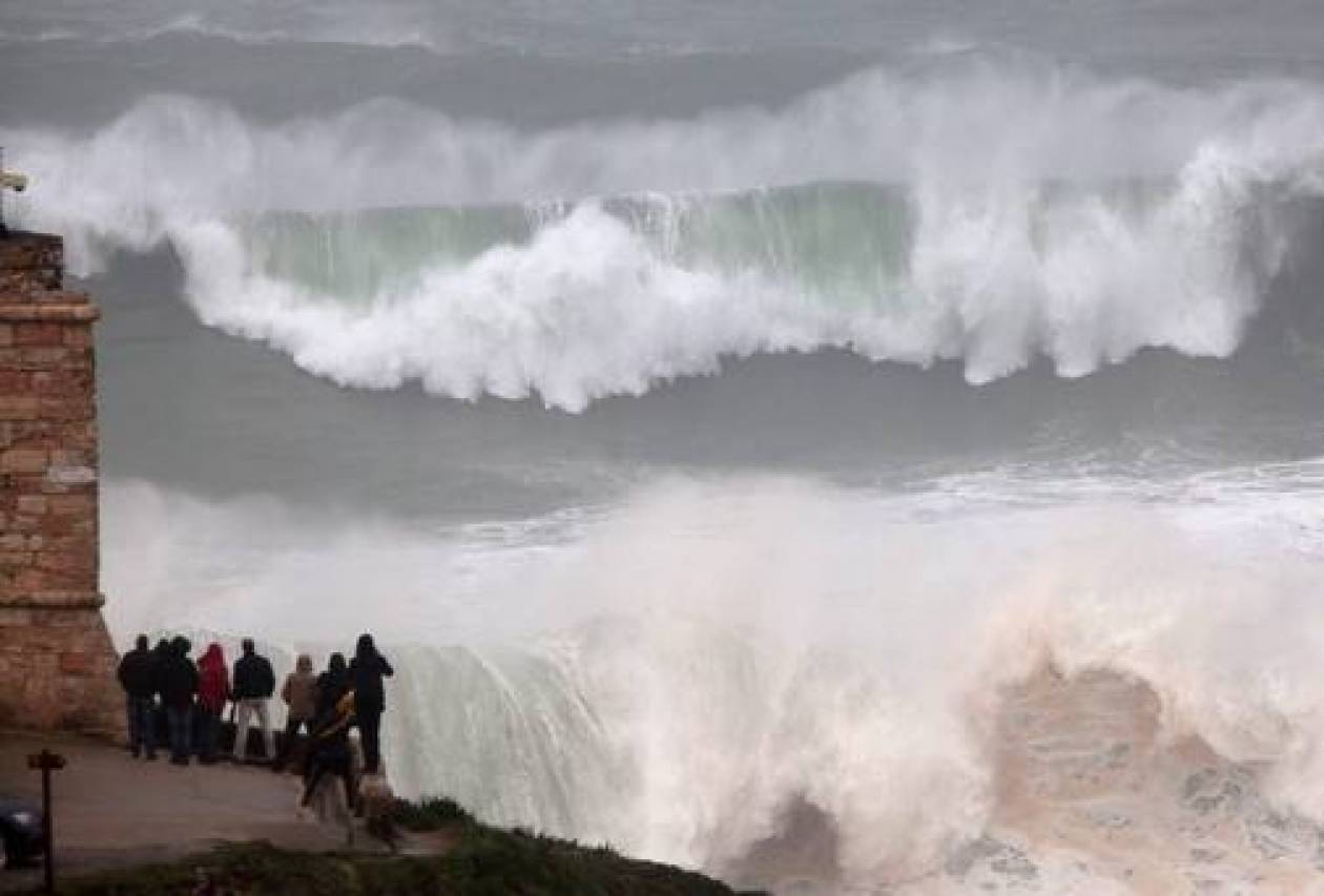Κύματα ύψους 10 μέτρων σάρωσαν τις βόρειες ακτές της Ισπανίας