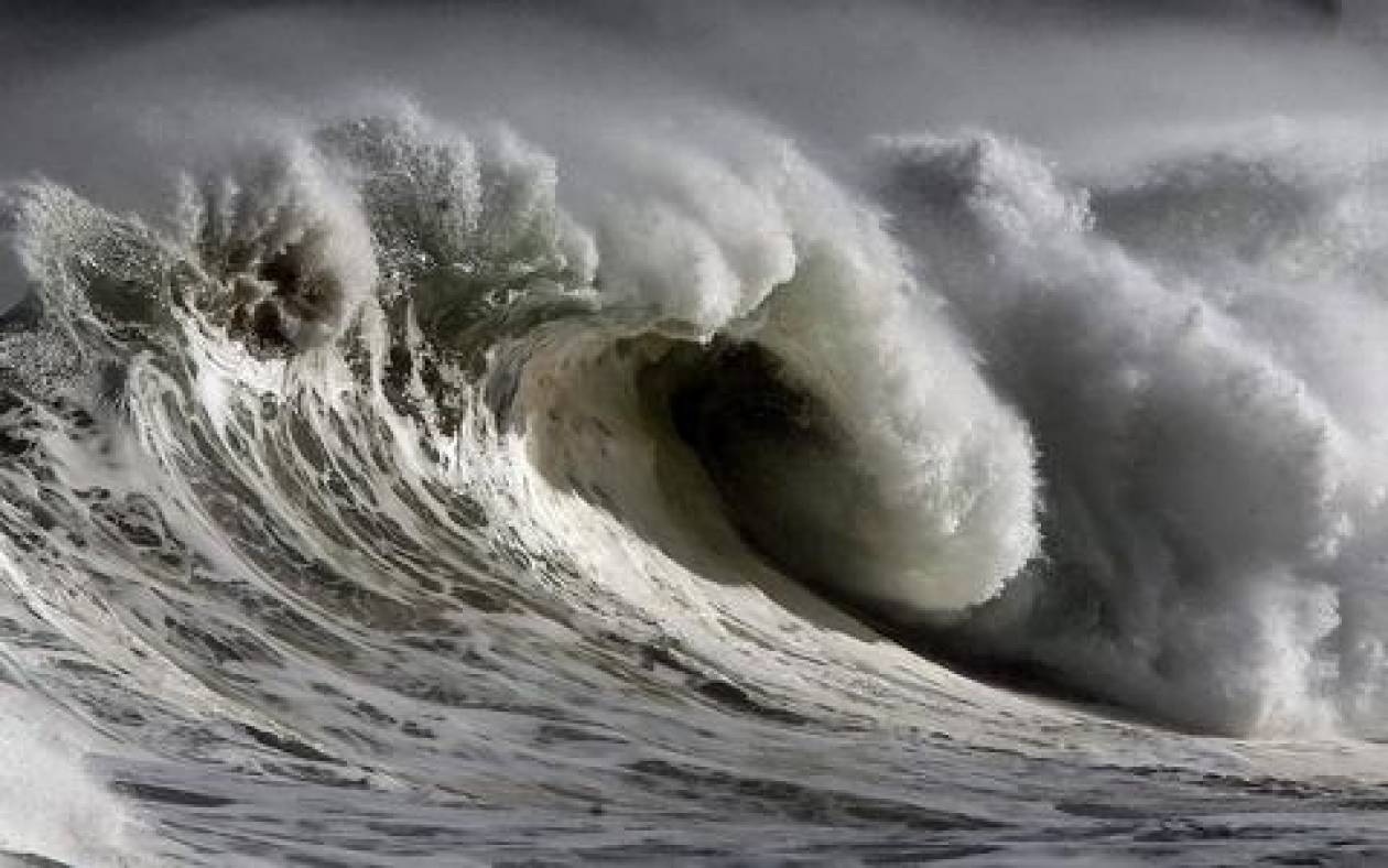 Κύματα 10 μέτρων σαρώνουν τις ισπανικές ακτές