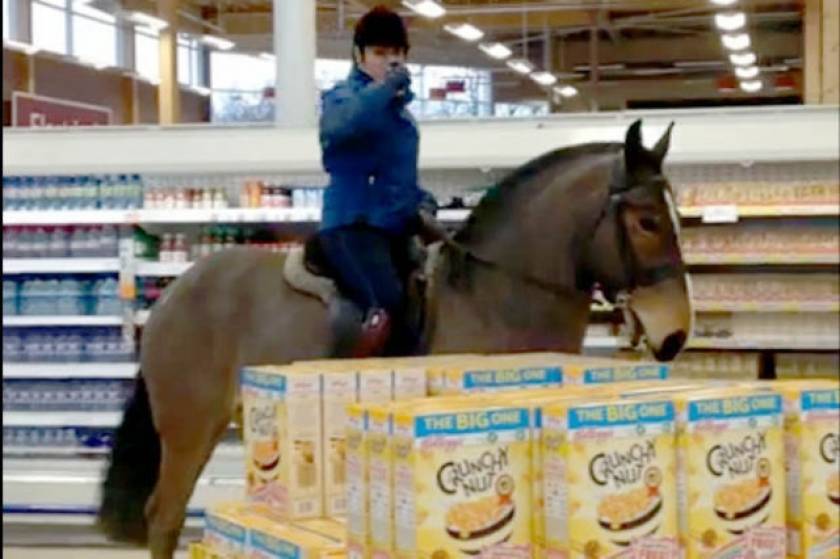 Βίντεο που σαρώνει: 21χρονη μπήκε στο σούπερμαρκετ με το... άλογό της