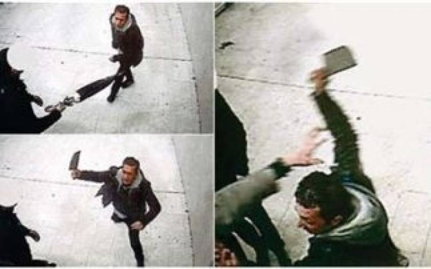 Βίντεο-ΣΟΚ: Του επιτέθηκε με μπαλτά στο σιδηροδρομικό σταθμό