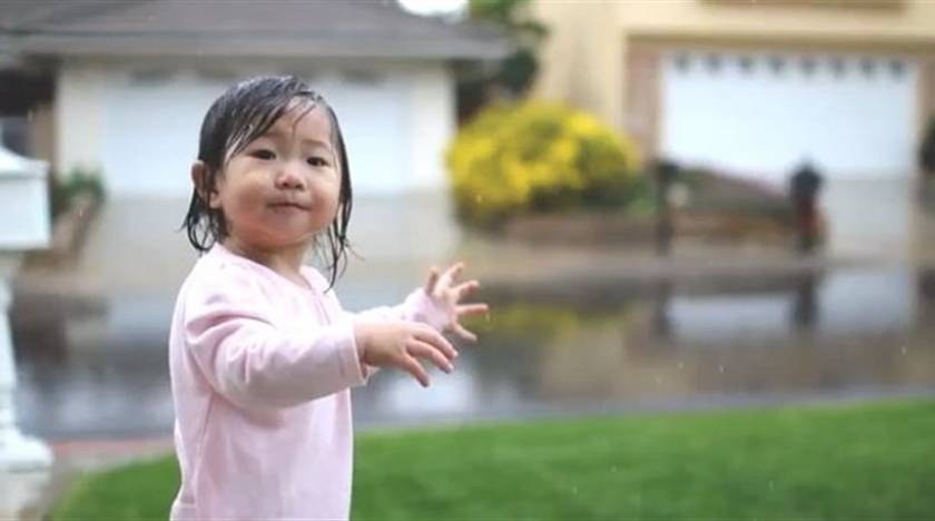 Το βίντεο που σαρώνει: Κοριτσάκι 15 μηνών βλέπει για πρώτη φορά βροχή