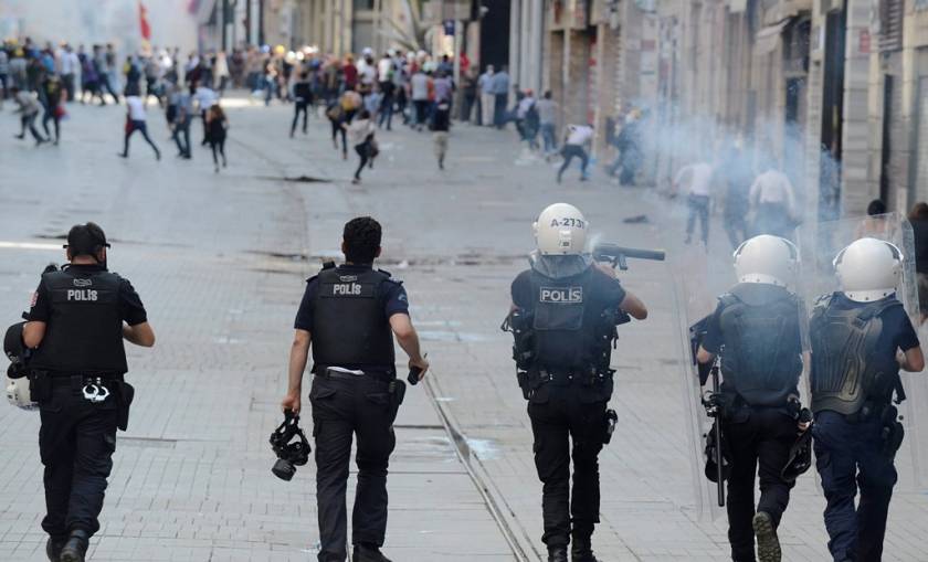 Δακρυγόνα και νερό υπό πίεση στους διαδηλωτές στην Τουρκία