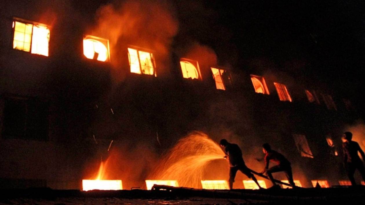 Ντάκα: Παραδόθηκαν ιδιοκτήτες εργοστασίου όπου κάηκαν 112 εργαζόμενοι