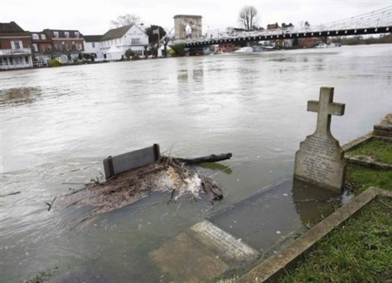 Ο Τάμεσης απειλεί με νέες πλημμύρες τη νότια Βρετανία