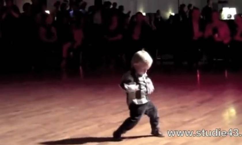 Απολαυστικό! Δίχρονος χορεύει jive στον ρυθμό του Ελβις Πρίσλεϊ!