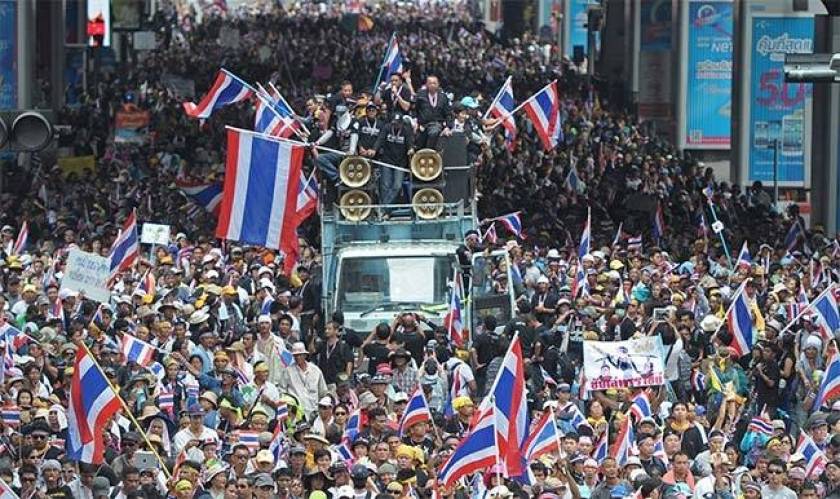Ταϊλάνδη: Εντάλματα σύλληψης και «χειροπέδες» για τις διαδηλώσεις