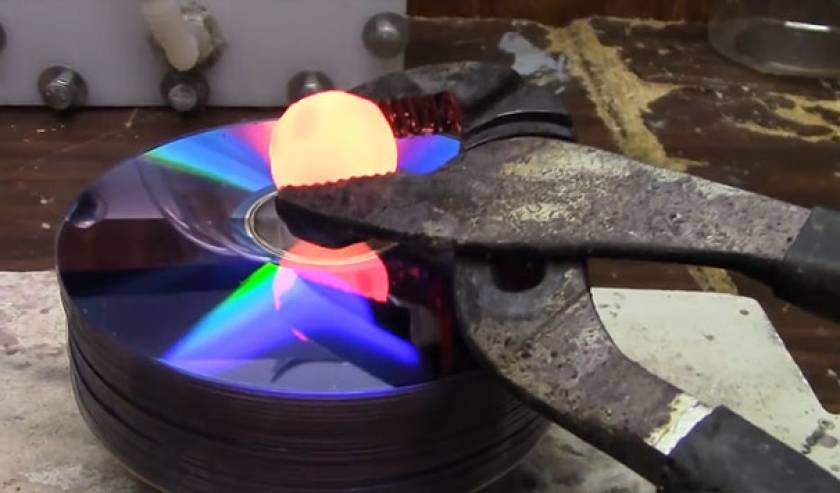 Δείτε τι συμβαίνει αν μια καυτή μπάλα νικελίου πέσει πάνω σε CD (vid)