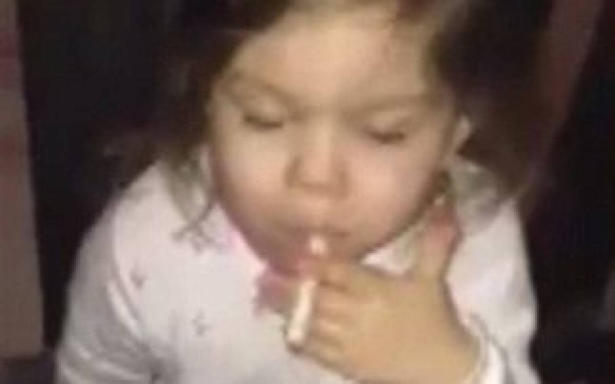 Βίντεο-ΣΟΚ: Σάλος με το μικρό κοριτσάκι που καπνίζει!