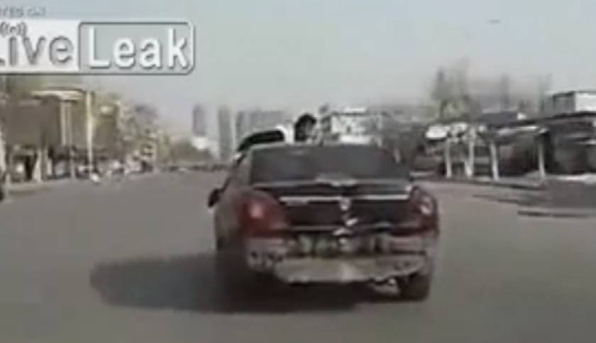 Βίντεο: Τροχονόμος… «καβάλησε» αυτοκίνητο για να του κόψει κλήση