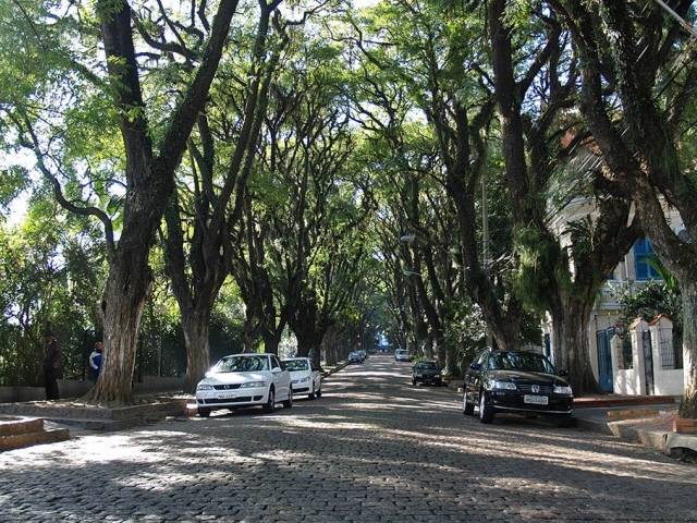 Rua-Goncalo-de-Carvalho-in-the-City-of-Porto-Alegre-Brazil-5