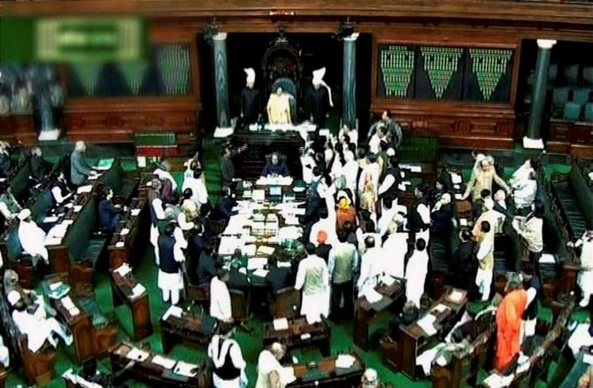 Ινδία: Μπουνιές και σπρέι πιπεριού μέσα στη Βουλή...(pics+video)