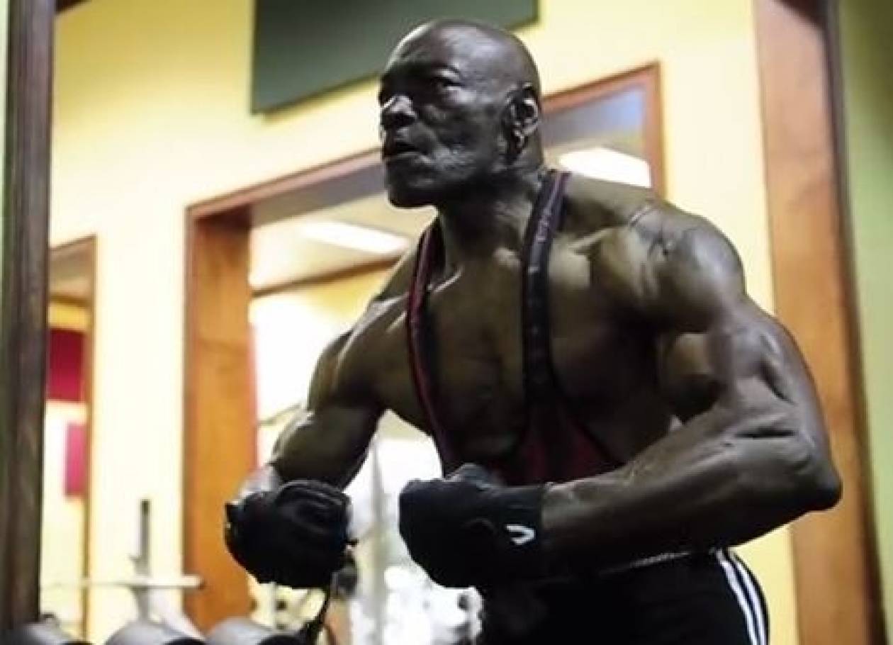 Δείτε το απίθανο σώμα 70χρονου bodybuilder