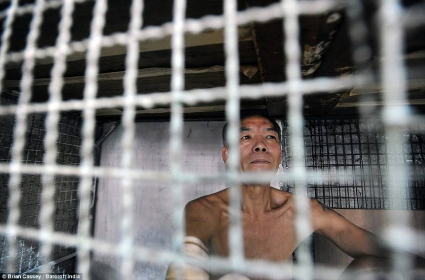 Συγκλονιστικές φωτογραφίες - Άνθρωποι ζουν μέσα σε κλουβιά σαν τα ζώα