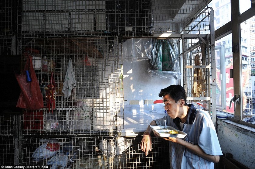 Συγκλονιστικές φωτογραφίες - Άνθρωποι ζουν μέσα σε κλουβιά σαν τα ζώα 