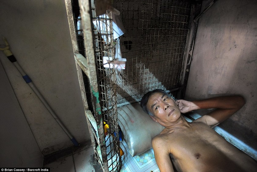 Συγκλονιστικές φωτογραφίες - Άνθρωποι ζουν μέσα σε κλουβιά σαν τα ζώα 