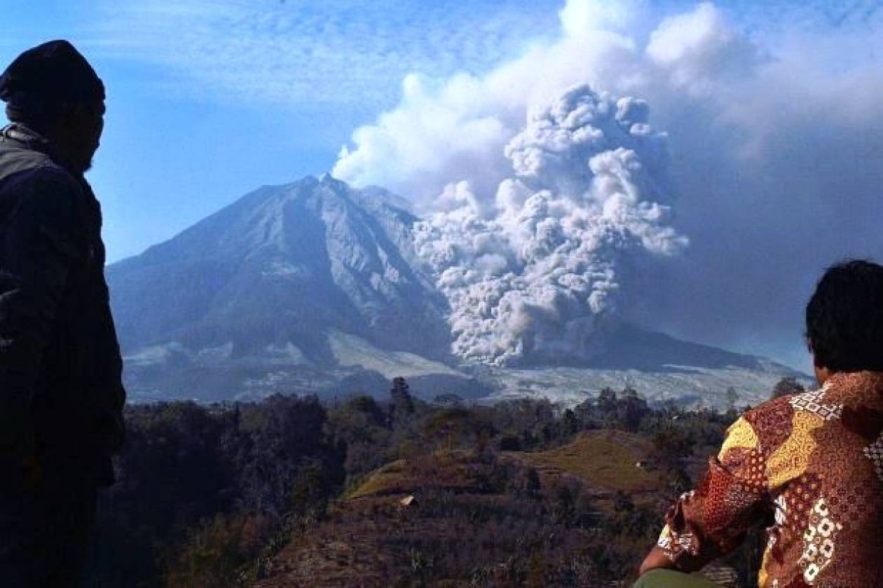 Έκρηξη ηφαιστείου στην Ινδονησία:Πολίτες εγκαταλείπουν τις εστίες τους