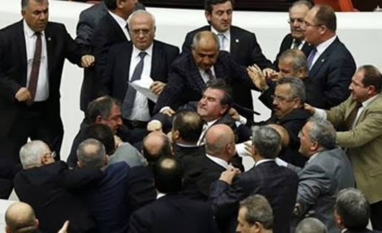 Με σπασμένη μύτη έφυγε Τούρκος βουλευτής από το Κοινοβούλιο