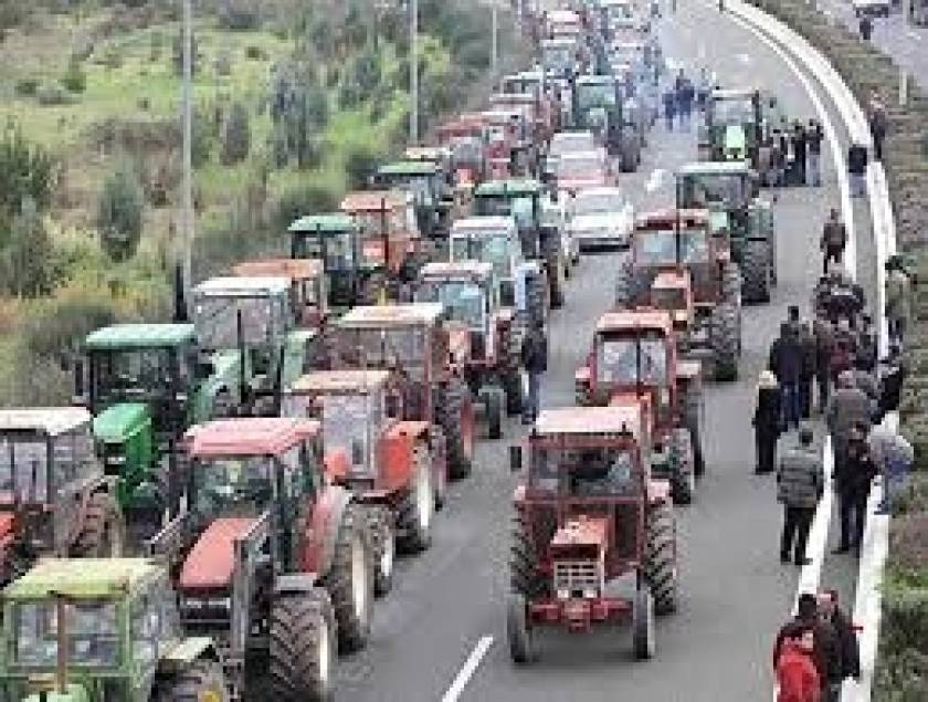 Αγρότες σήκωσαν τις μπάρες στα διόδια Καλαμακίου