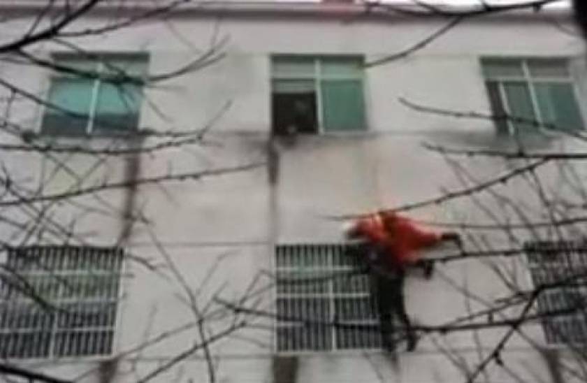 Βίντεο: Πυροσβέστης σώζει στον αέρα επίδοξη αυτόχειρα
