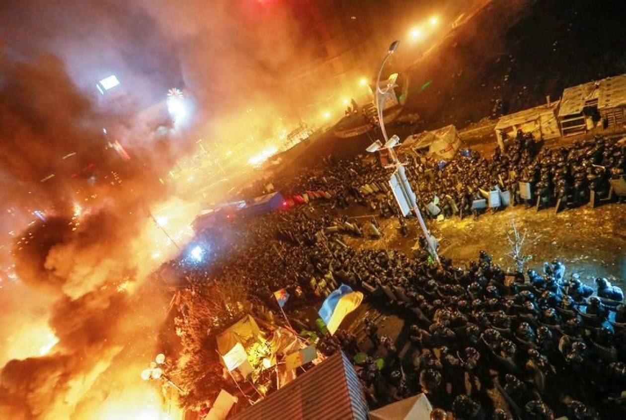 Ουκρανία: Στις φλόγες το αρχηγείο των αντικαθεστωτικών στο Κίεβο