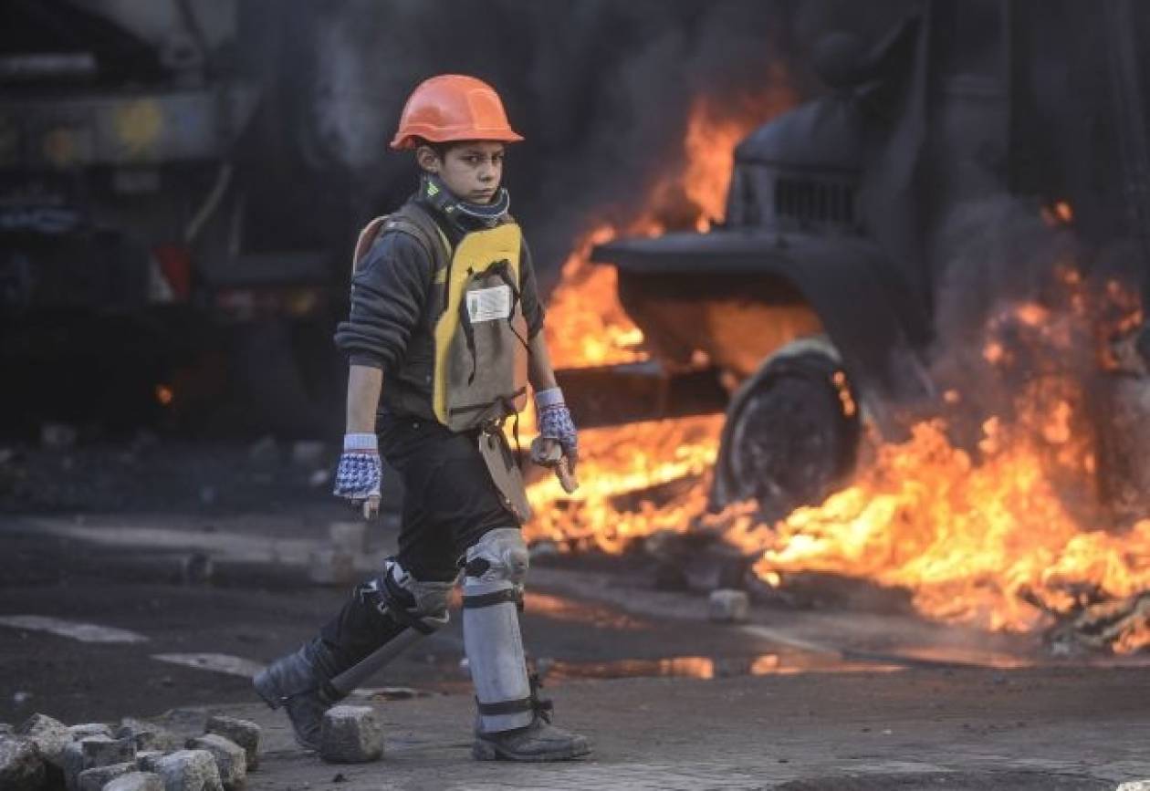 Το παιδί-μαχητής του Κιέβου: Φωτογραφία που κάνει τον γύρο του κόσμου