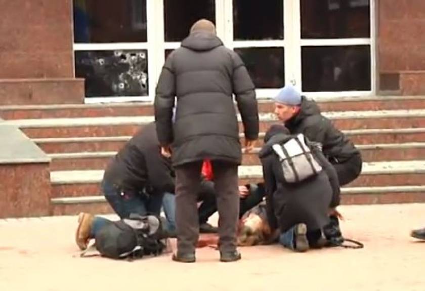 ΣΚΛΗΡΕΣ ΕΙΚΟΝΕΣ-Βίντεο με εν ψυχρώ δολοφονία διαδηλώτριας στο Κίεβο