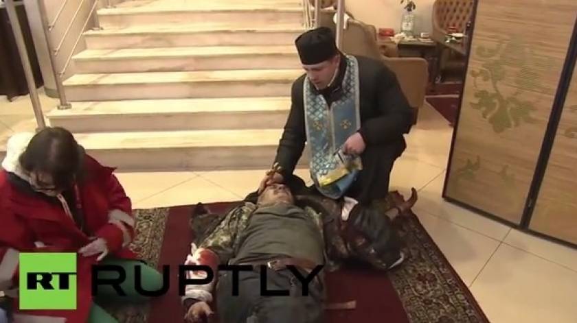 Κίεβο-Bίντεο: Παπάς ευλογεί τραυματίες και νεκρούς