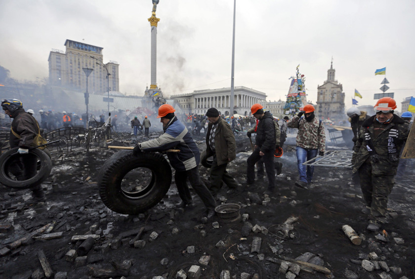 Οι αιματηρές συγκρούσεις στο Κίεβο μέσα από τον φακό του Γ. Μπεχράκη