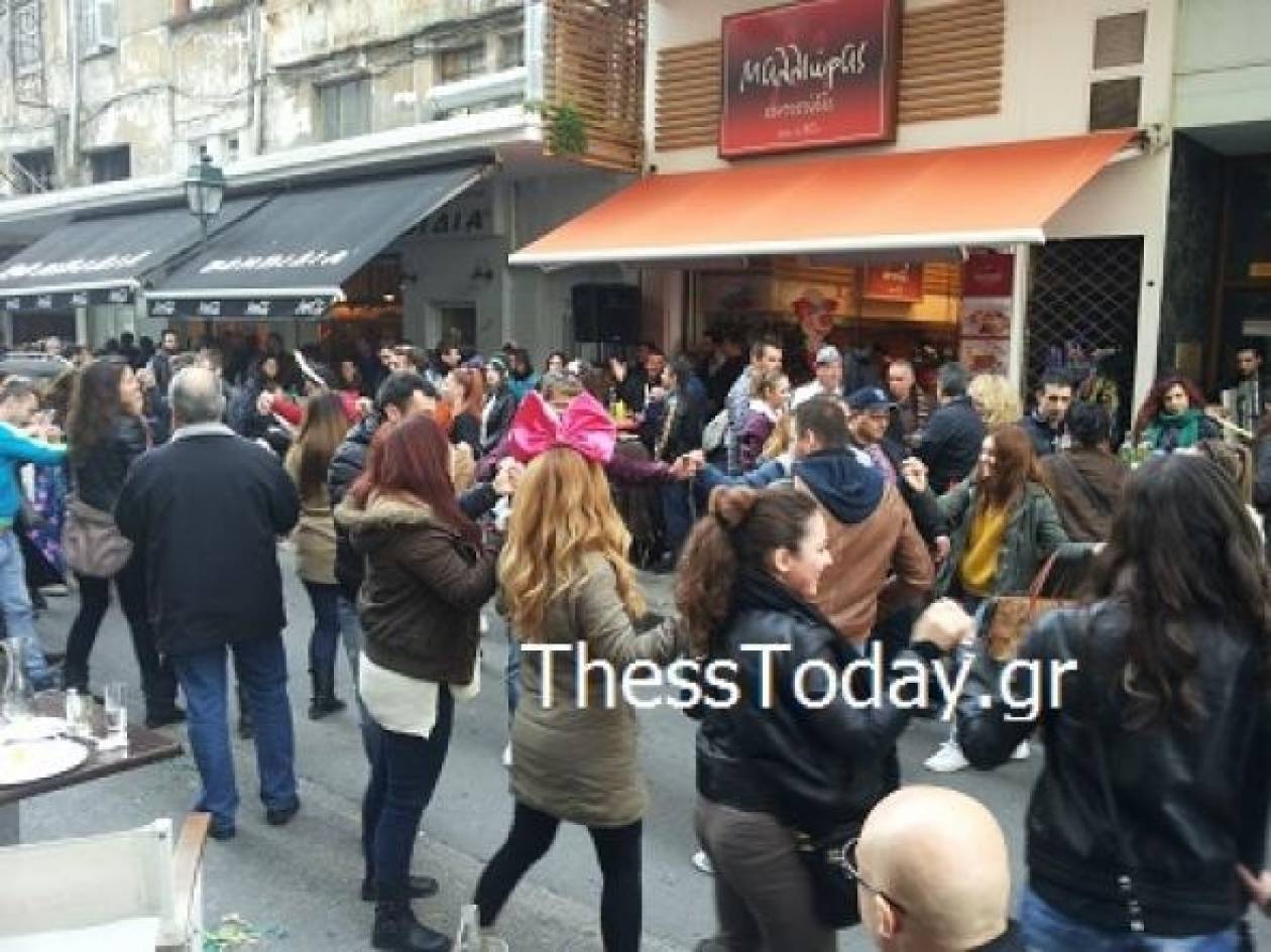 Βίντεο: Τσικνίζουν στη Θεσσαλονίκη