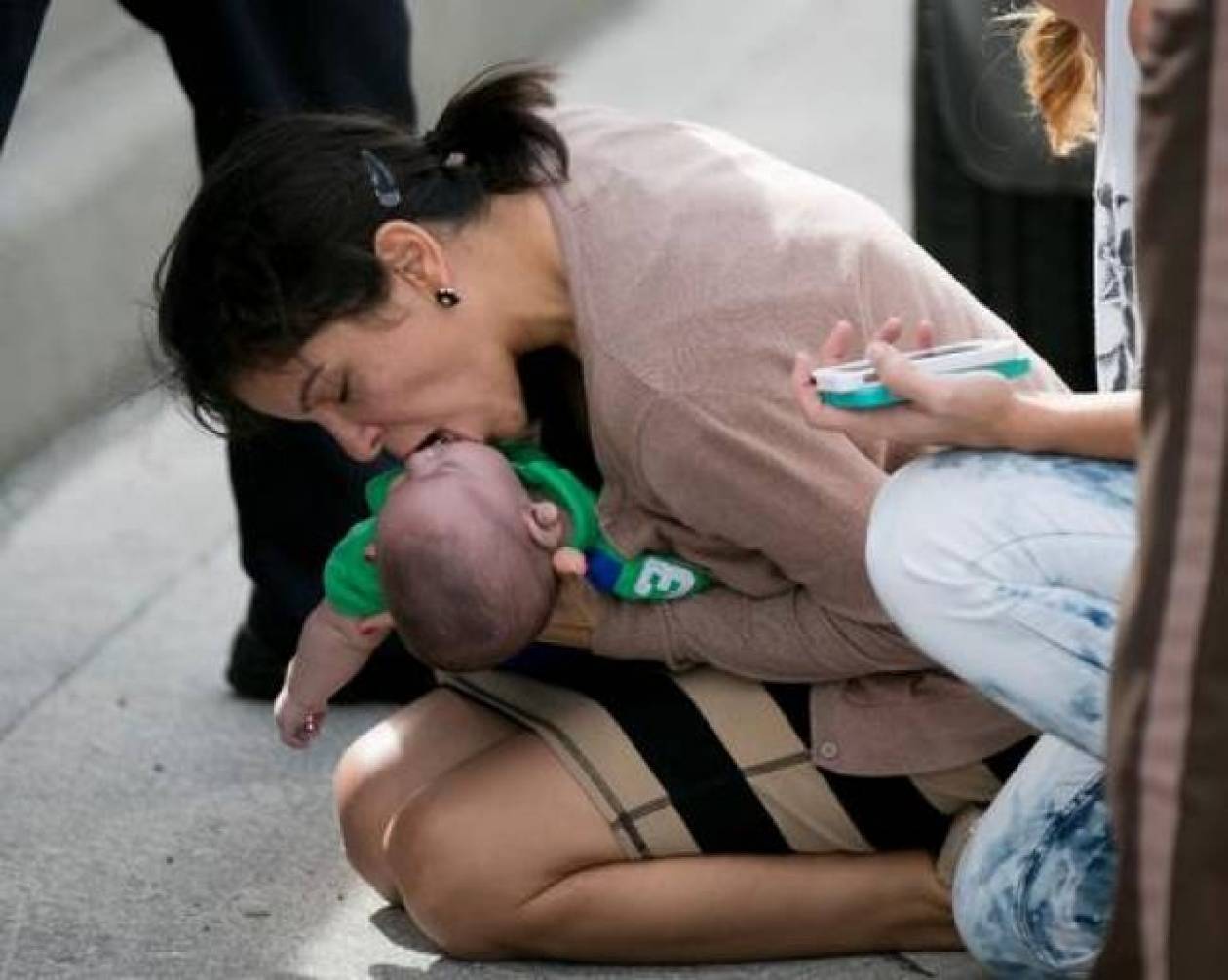 Breathtaking photo: Trying to save a baby from death