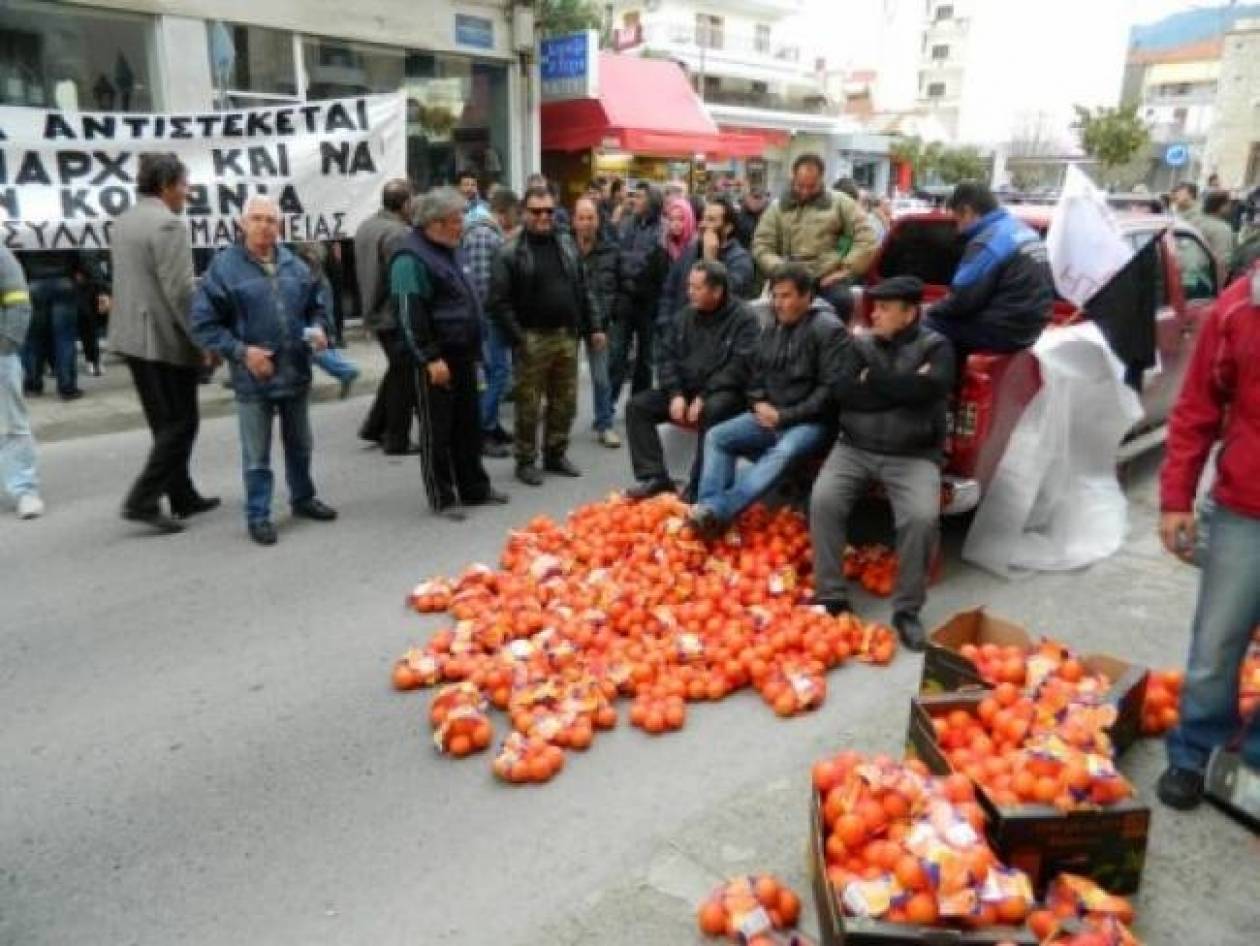 Video: Farmers threw oranges in Tripoli