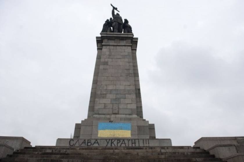 Βουλγαρία: Έβαψαν με τα χρώματα της Ουκρανίας ρωσικό μνημείο